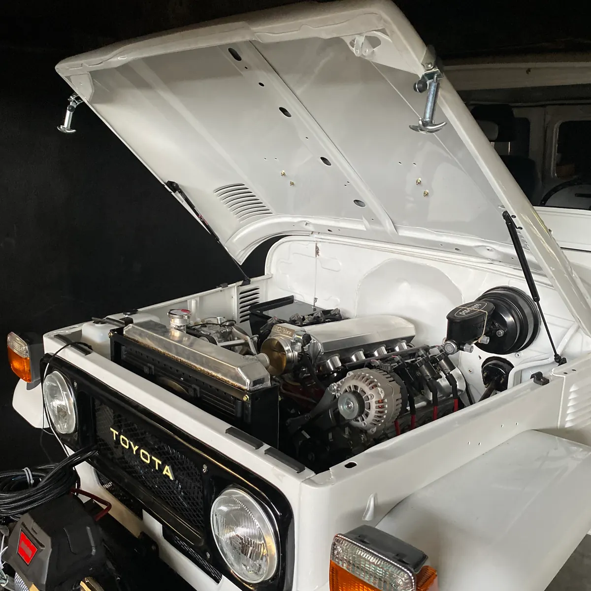 Toyota Land Cruiser FJ40 blanco con swap de motor LS instalado y radiador de aluminio